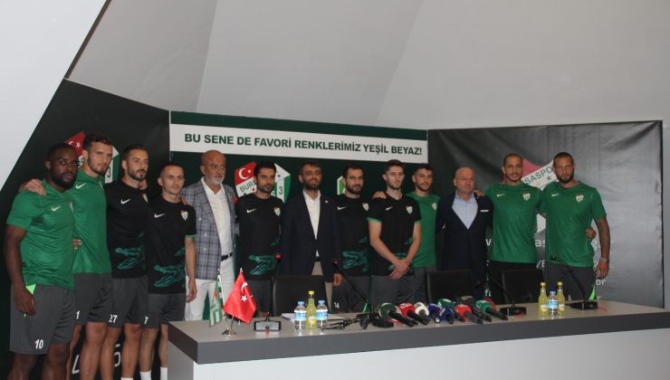 Bursaspor yeni transferleri için toplu imza töreni düzenledi