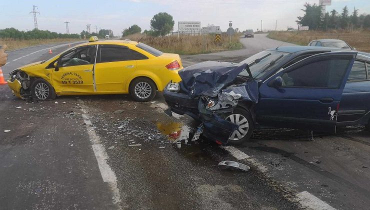 Tekirdağ’da İki otomobil çarpıştı