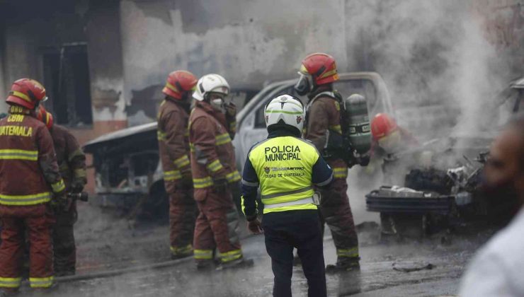 Guatemala’da eski askerler kongre binasını bastı, otoparktaki araçları ateşe verdi