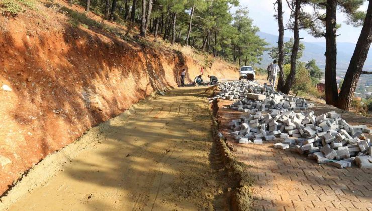 Kırsal mahallelerde yol düzenleme çalışmaları devam ediyor