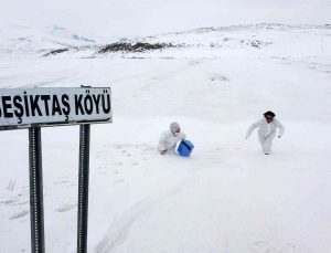 Ardahan’da sağlıkçılar kar, tipi ve fırtınaya rağmen köy köy gezip aşılama yapıyor