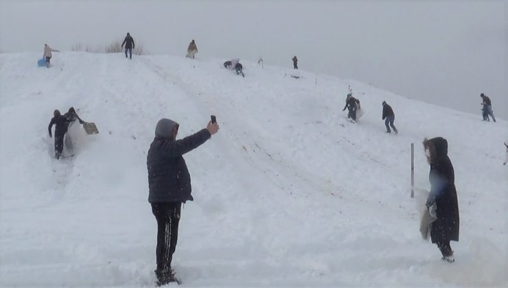 (ÖZEL) Yamacı doğal kayak pisti yaptılar